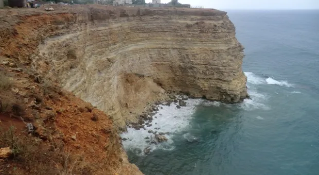 В Севастополе во время шторма с дикого пляжа спасли отдыхающих