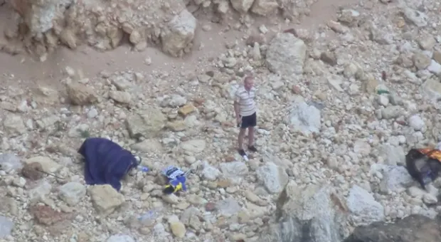 В Севастополе во время шторма с дикого пляжа спасли отдыхающих