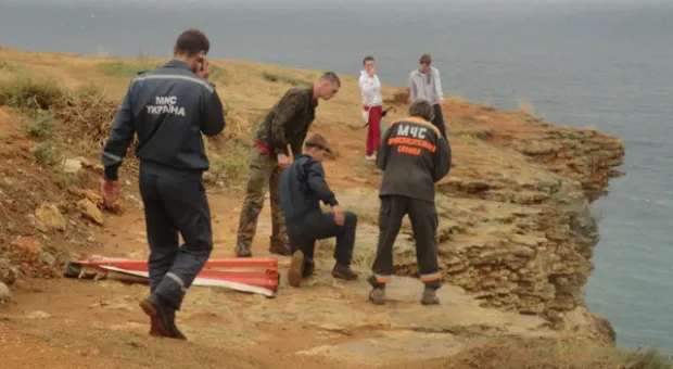 В Севастополе во время шторма с дикого пляжа спасли отдыхающих