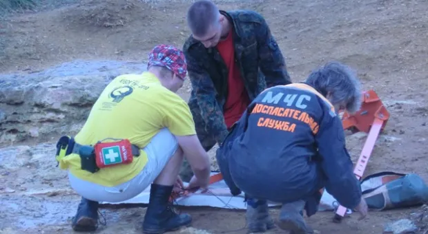 В Севастополе во время шторма с дикого пляжа спасли отдыхающих