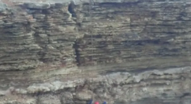 В Севастополе во время шторма с дикого пляжа спасли отдыхающих