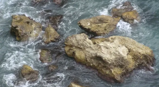 В Севастополе во время шторма с дикого пляжа спасли отдыхающих