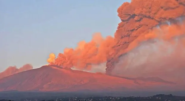 На Сицилии проснулся вулкан Этна На Сицилии проснулся вулкан Этна