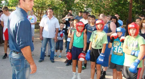 Владимир Кличко в Севастополе: „Мы с Виталием будем продолжать поддерживать развитие спорта в Украине” Владимир Кличко в Севастополе: „Мы с Виталием будем продолжать поддерживать развитие спорта в Украине”