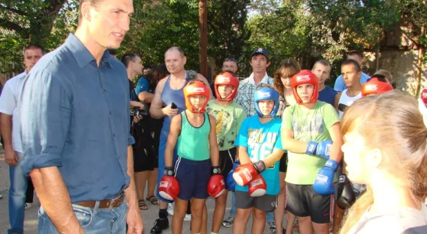 Владимир Кличко в Севастополе: „Мы с Виталием будем продолжать поддерживать развитие спорта в Украине” Владимир Кличко в Севастополе: „Мы с Виталием будем продолжать поддерживать развитие спорта в Украине”