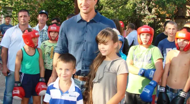 Владимир Кличко в Севастополе: „Мы с Виталием будем продолжать поддерживать развитие спорта в Украине” Владимир Кличко в Севастополе: „Мы с Виталием будем продолжать поддерживать развитие спорта в Украине”