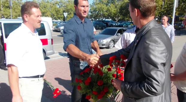 Владимир Кличко в Севастополе: „Мы с Виталием будем продолжать поддерживать развитие спорта в Украине” Владимир Кличко в Севастополе: „Мы с Виталием будем продолжать поддерживать развитие спорта в Украине”