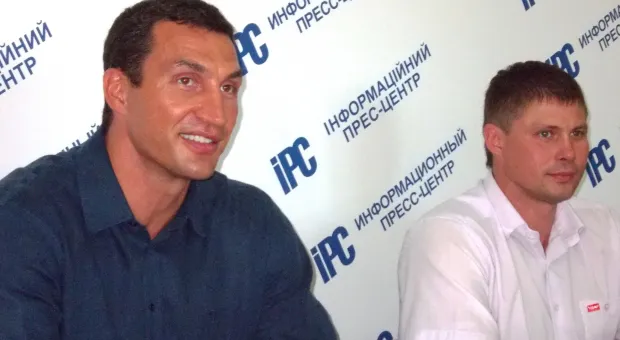 Владимир Кличко в Севастополе: „Мы с Виталием будем продолжать поддерживать развитие спорта в Украине” Владимир Кличко в Севастополе: „Мы с Виталием будем продолжать поддерживать развитие спорта в Украине”