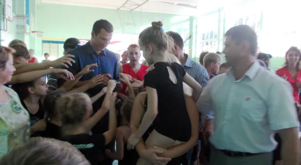 Владимир Кличко в Севастополе: „Мы с Виталием будем продолжать поддерживать развитие спорта в Украине” Владимир Кличко в Севастополе: „Мы с Виталием будем продолжать поддерживать развитие спорта в Украине”