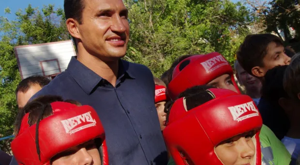 Владимир Кличко в Севастополе: „Мы с Виталием будем продолжать поддерживать развитие спорта в Украине” Владимир Кличко в Севастополе: „Мы с Виталием будем продолжать поддерживать развитие спорта в Украине”