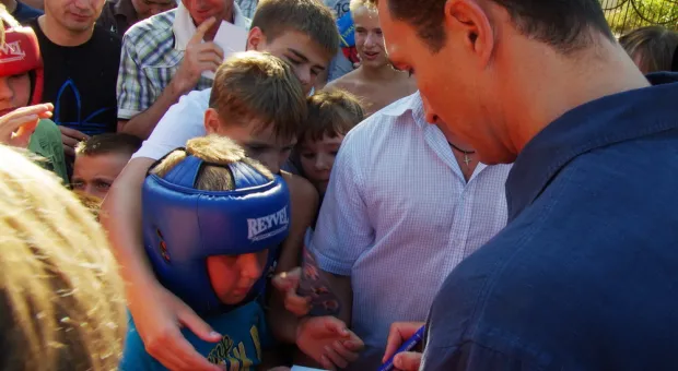 Владимир Кличко в Севастополе: „Мы с Виталием будем продолжать поддерживать развитие спорта в Украине” Владимир Кличко в Севастополе: „Мы с Виталием будем продолжать поддерживать развитие спорта в Украине”