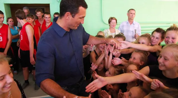 Владимир Кличко в Севастополе: „Мы с Виталием будем продолжать поддерживать развитие спорта в Украине” Владимир Кличко в Севастополе: „Мы с Виталием будем продолжать поддерживать развитие спорта в Украине”