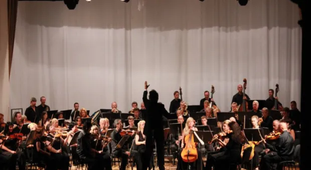 В Севастополе выступил Одесский филармонический оркестр под управлением Хобарта Эрла