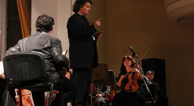 В Севастополе выступил Одесский филармонический оркестр под управлением Хобарта Эрла