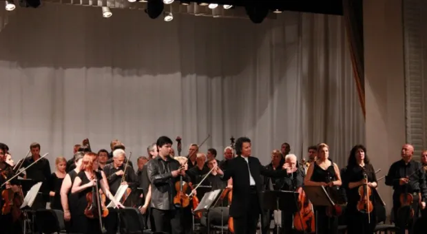 В Севастополе выступил Одесский филармонический оркестр под управлением Хобарта Эрла