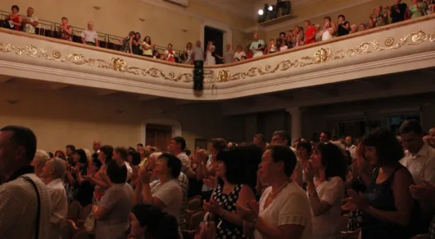 В Севастополе выступил Одесский филармонический оркестр под управлением Хобарта Эрла