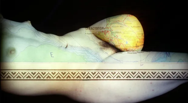 Севастопольские художники попытались воспрепятствовать скандальному перформансу столичных коллег и не давали «безголовым» возложить цветы к памятникам