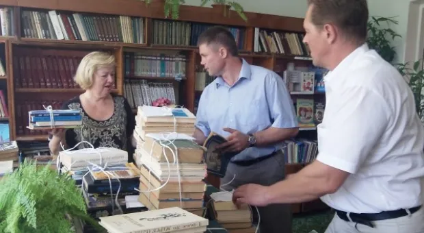 Севастопольские «ударовцы» передали библиотеке одной из городских школ 200 книг