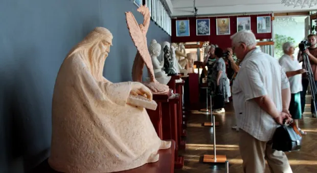 В Севастополе открылась выставка Алексея Леонова «Молитва в скульптуре»