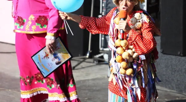 14 октября на площади УКИЦ отметили тройной праздник народным гулянием