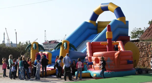 14 октября на площади УКИЦ отметили тройной праздник народным гулянием