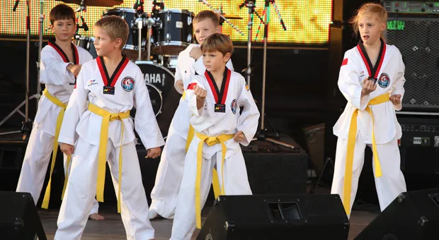 14 октября на площади УКИЦ отметили тройной праздник народным гулянием