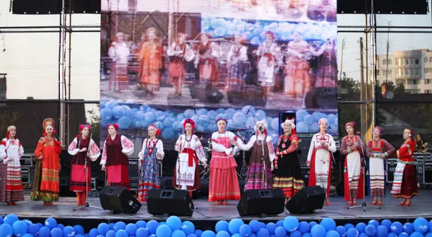 14 октября на площади УКИЦ отметили тройной праздник народным гулянием