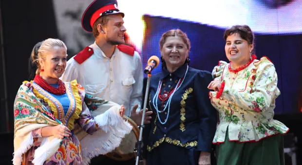 14 октября на площади УКИЦ отметили тройной праздник народным гулянием