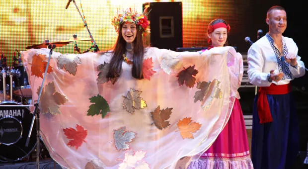 14 октября на площади УКИЦ отметили тройной праздник народным гулянием