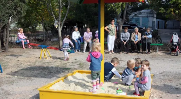 На улице Генерала Мельника появилась новая детская площадка