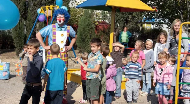 На улице Генерала Мельника появилась новая детская площадка