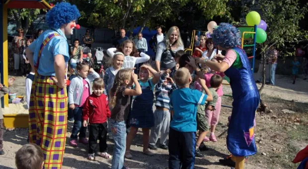 На улице Генерала Мельника появилась новая детская площадка