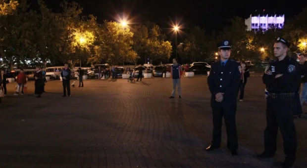 Попытка отметить концертом 68-ю годовщину освобождения Украины на площади Нахимова с треском провалилась