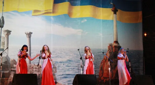 Попытка отметить концертом 68-ю годовщину освобождения Украины на площади Нахимова с треском провалилась