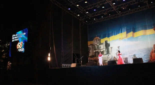 Попытка отметить концертом 68-ю годовщину освобождения Украины на площади Нахимова с треском провалилась