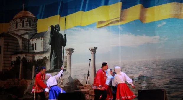 Попытка отметить концертом 68-ю годовщину освобождения Украины на площади Нахимова с треском провалилась