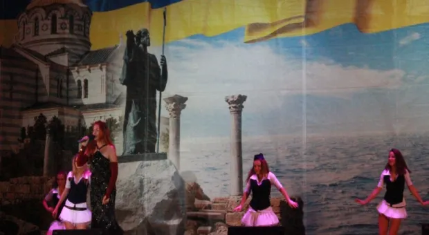 Попытка отметить концертом 68-ю годовщину освобождения Украины на площади Нахимова с треском провалилась