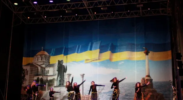 Попытка отметить концертом 68-ю годовщину освобождения Украины на площади Нахимова с треском провалилась