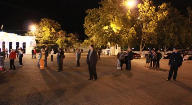 Попытка отметить концертом 68-ю годовщину освобождения Украины на площади Нахимова с треском провалилась