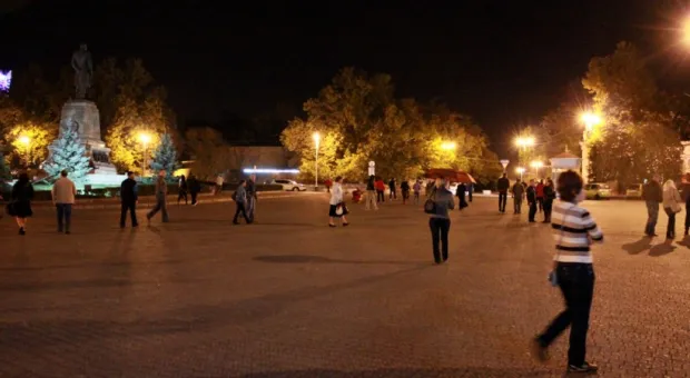 Попытка отметить концертом 68-ю годовщину освобождения Украины на площади Нахимова с треском провалилась