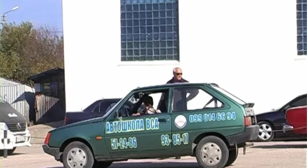 В Севастополе прошли традиционные соревнования по фигурному вождению