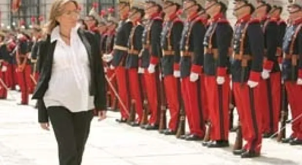 Министр обороны Испании родила мальчика Министр обороны Испании родила мальчика