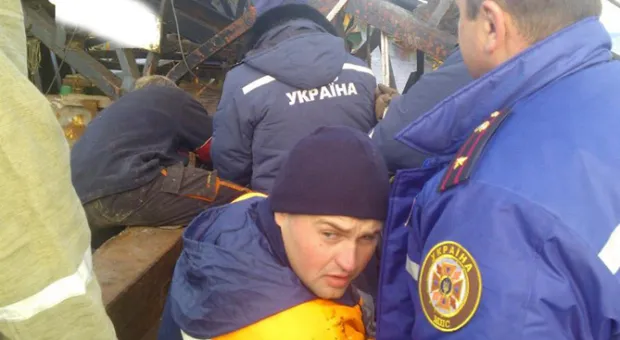 ЧП на сухогрузе в Севастополе: двое рабочих попали под упавшую стрелу корабельного крана