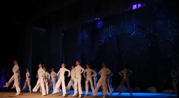 Юные севастопольцы увидели премьеру сказки «Как-то раз на Новый год»