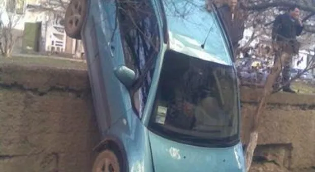 В Севастополе автомобиль "присел отдохнуть" на скамеечку