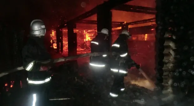 В Севастополе вчера ночью загорелся ресторанный комплекс "Камышовая пристань"