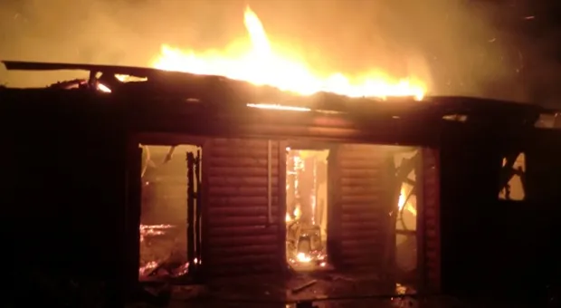 В Севастополе вчера ночью загорелся ресторанный комплекс "Камышовая пристань"