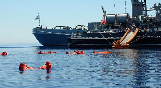На подводной лодке Черноморского флота «Алроса» прошла тренировка специалистов аварийно-спасательных сил
