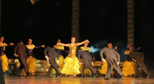 В Севастополе при полном аншлаге и под гром аплодисментов прошел праздничный концерт "Комплимент от двух друзей"