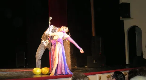 В Севастополе при полном аншлаге и под гром аплодисментов прошел праздничный концерт "Комплимент от двух друзей"